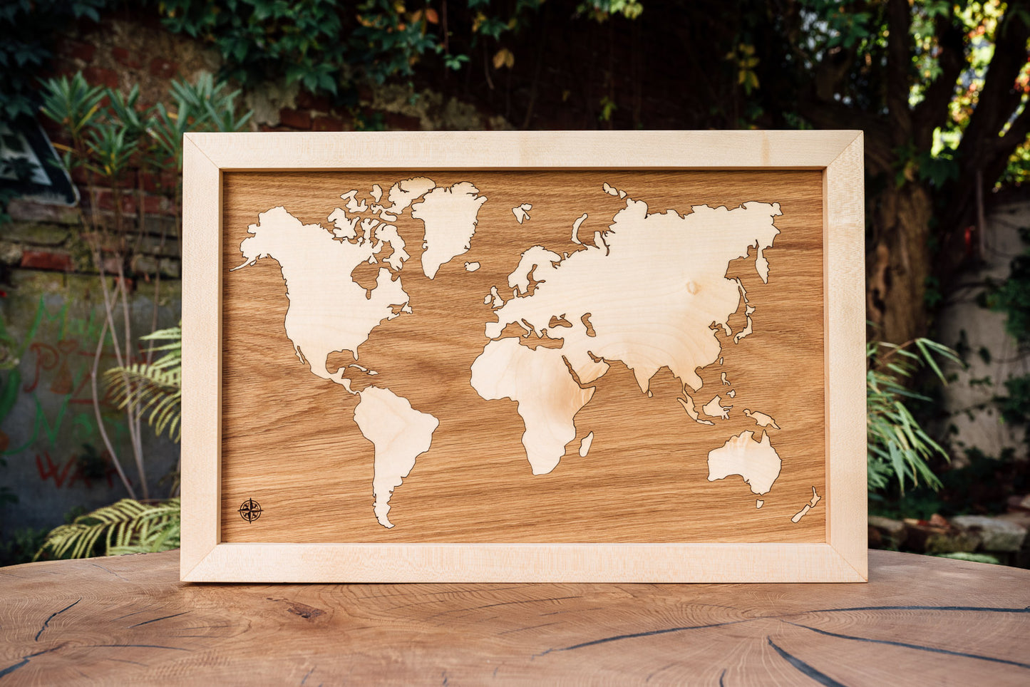 Weltkarte aus Holz mit Rahmen