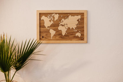 Weltkarte aus Holz mit Rahmen